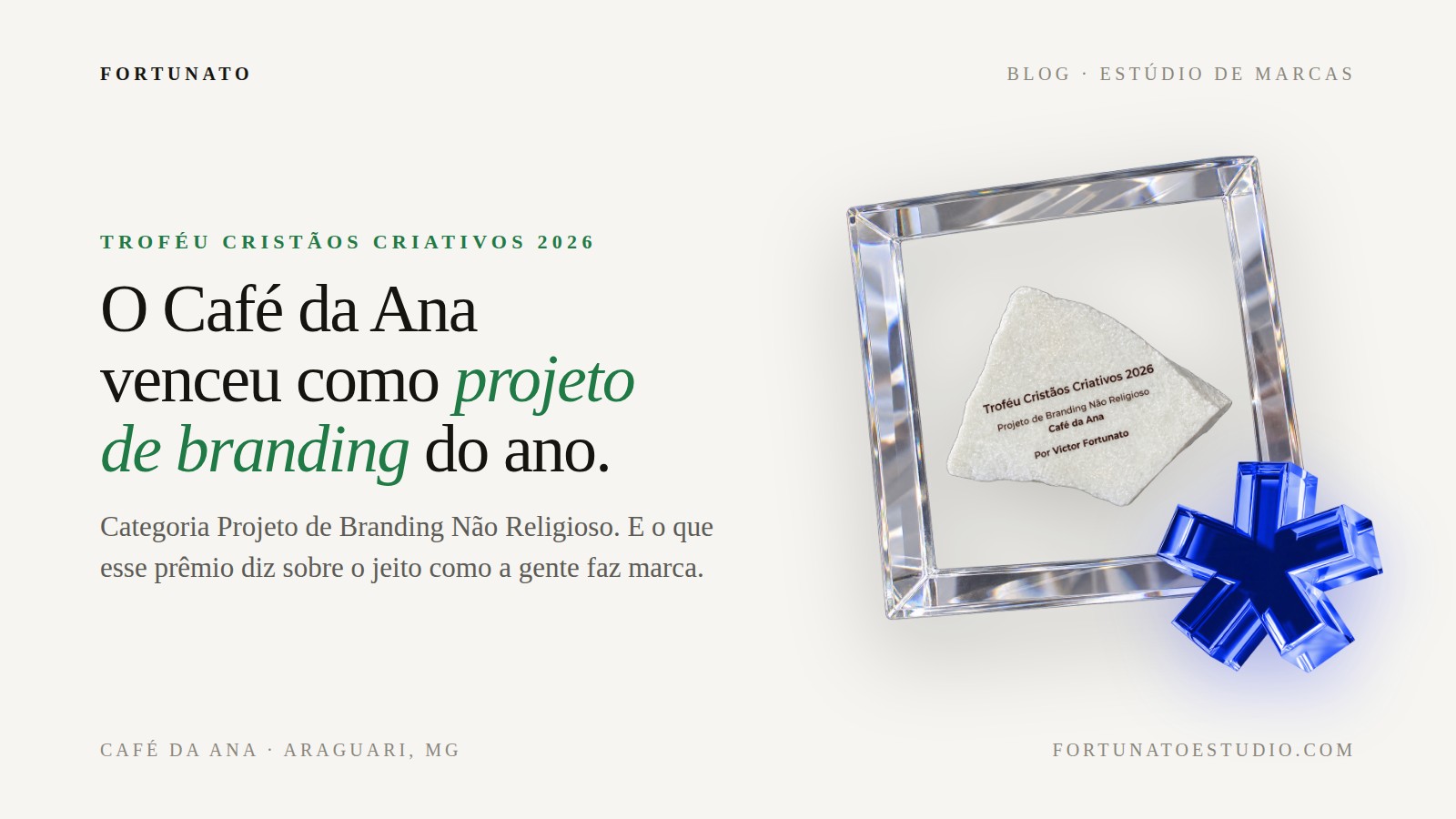 Troféu Cristãos Criativos 2026 de vidro com placa do Café da Ana, ao lado do selo do prêmio.