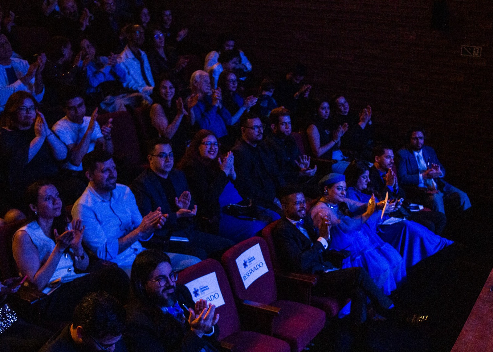 Plateia do Troféu Cristãos Criativos 2026 aplaudindo no Teatro Viradalata
